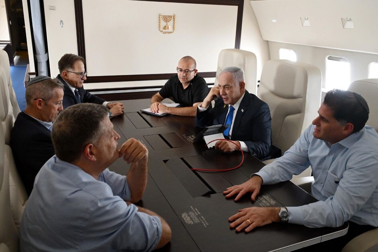 Netanyahu on plane