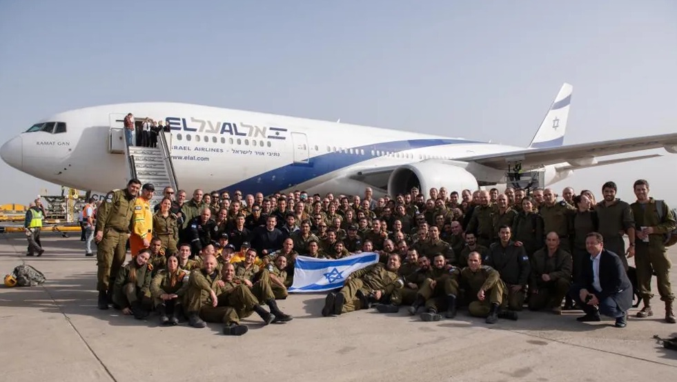 IDF soldiers prior to entering El Al aircraft (IDF)