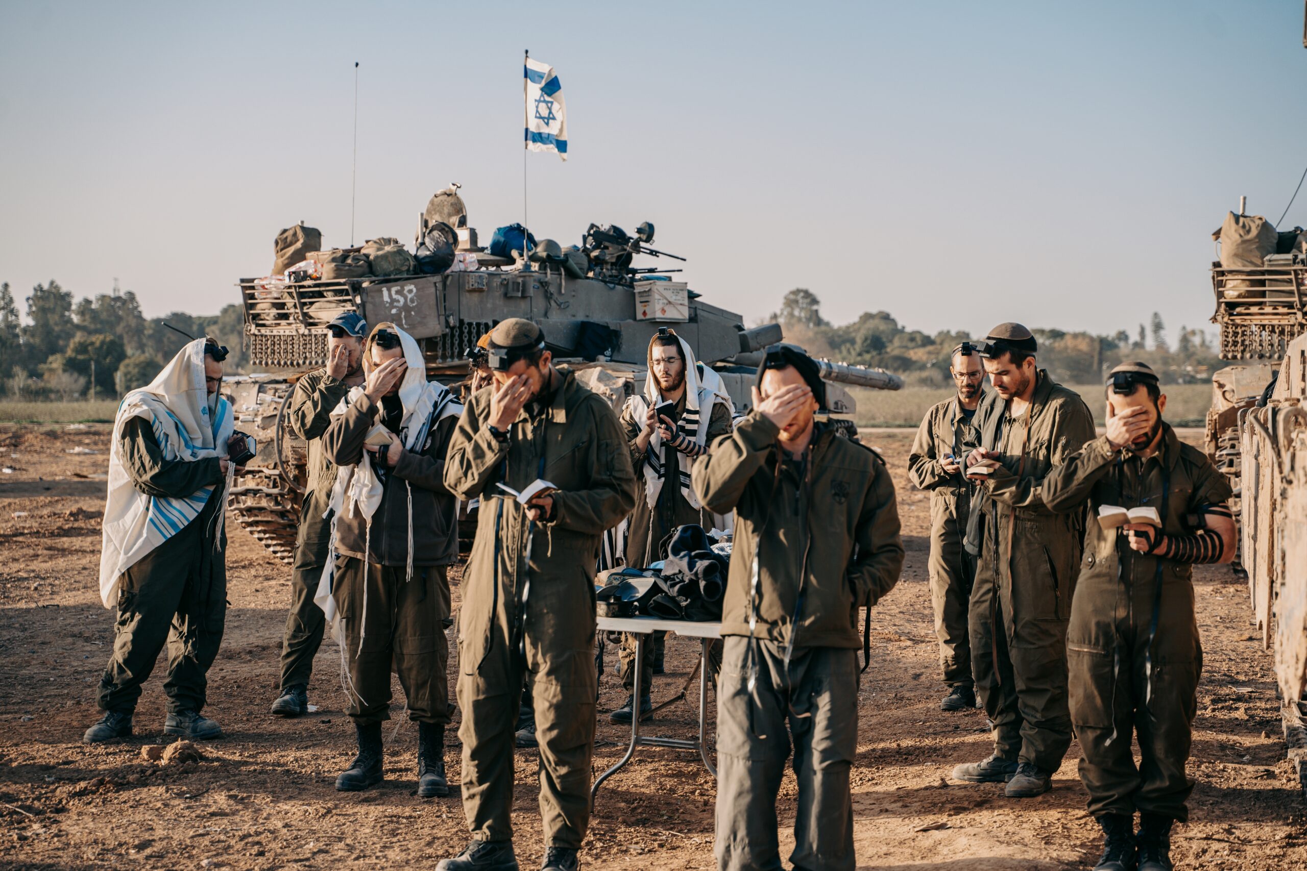 IDF soldiers praying